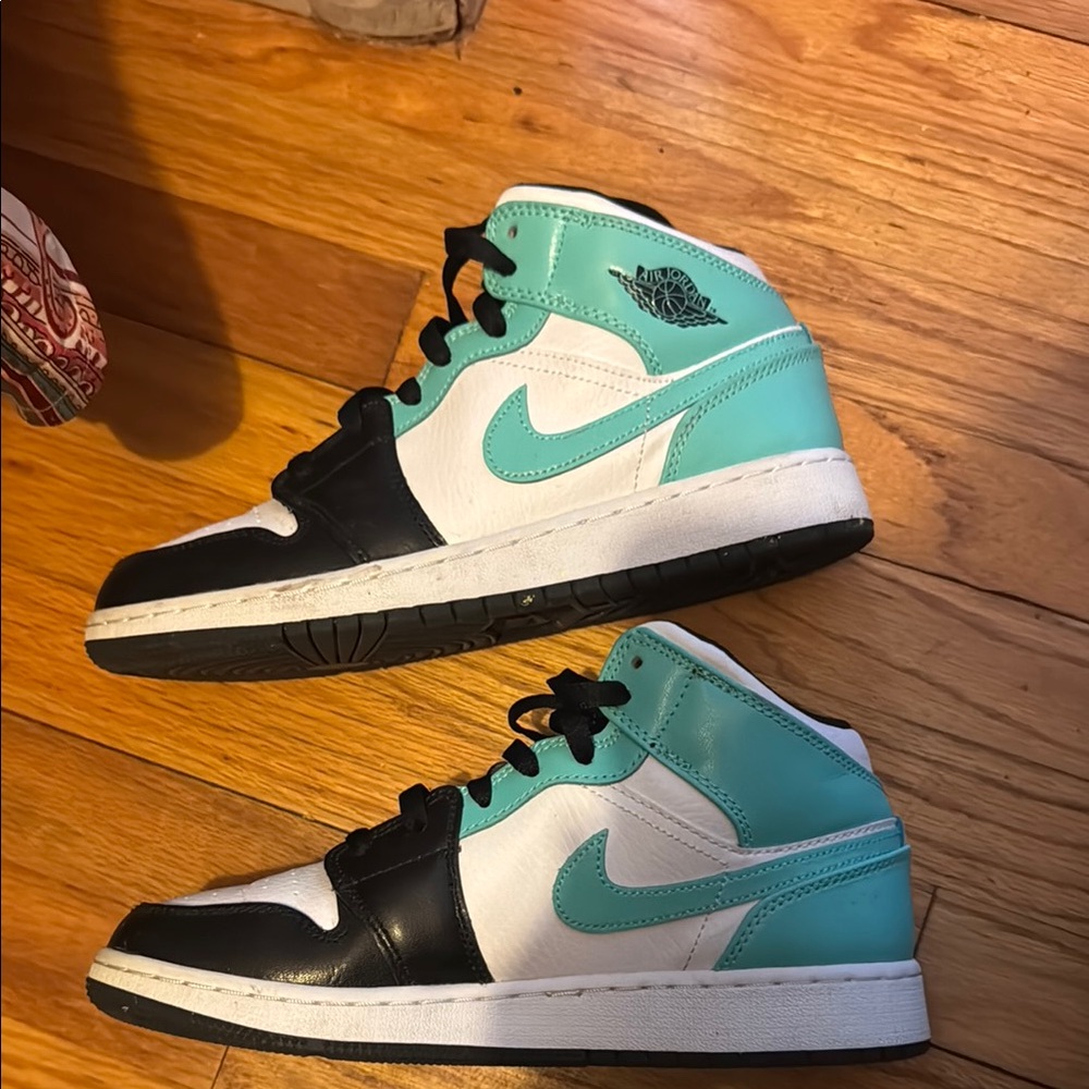 Jordan 1 Mid Authentic